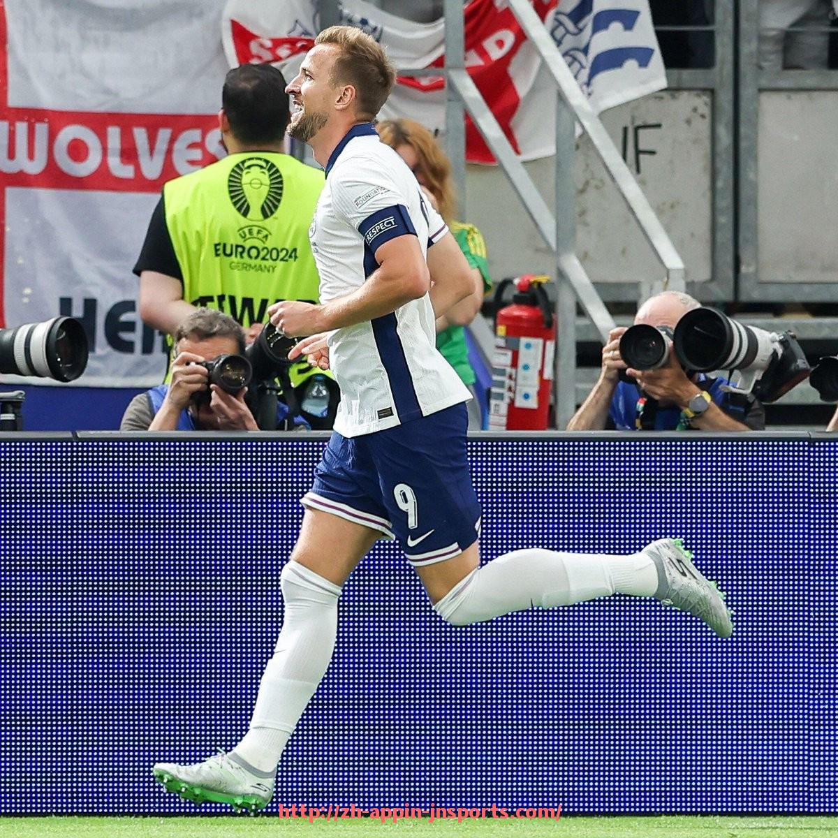 江南体育APP-法甲球队最新排名及竞争态势深度解析